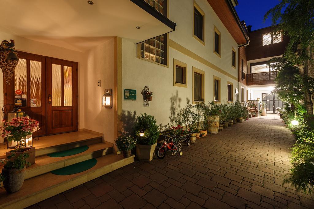 Pension Julia & Haus Elisabeth - Wallner'S Hofheuriger & Weinhof Moerbisch Am See Luaran gambar